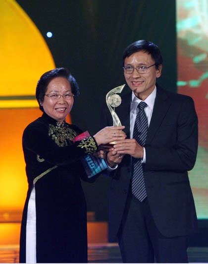 Vice State President Nguyen Thi Doan (L) handed over the Vietnamese Talents Awards 2010 to scientist Dao Tien Khoa. (Photo:Dan Tri) Vice State President Nguyen Thi Doan (L) handed over the Vietnamese Talents Awards 2010 to scientist Dao Tien Khoa. (Photo:Dan Tri)